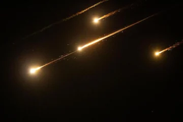 Irán bombardeó la región metropolitana de Tel Aviv: hay heridos y personas atrapadas