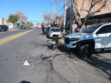 Una camioneta y una moto chocaron frente al hospital Marcial Quiroga