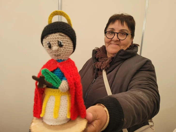 Matilde y su hija, las tejedoras de fe que trascienden con muñecos religiosos