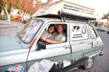 Un Renault 6 “convertido en hogar” llegó a San Juan con una historia de amor