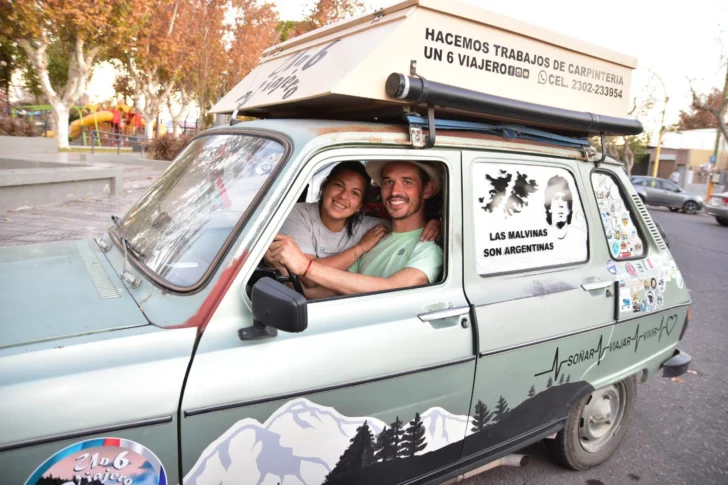 Un Renault 6 “convertido en hogar” llegó a San Juan con una historia de amor