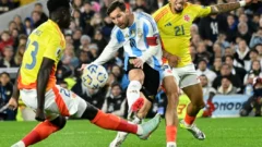 Con diez jugadores, la Selección argentina igualó ante Colombia