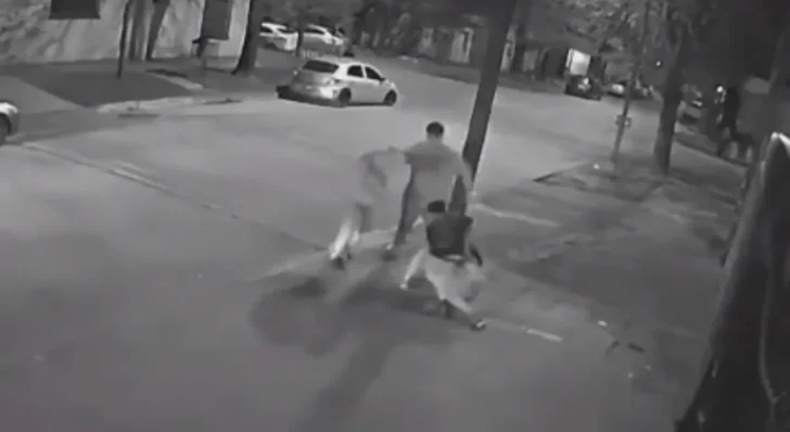 Brutal golpiza en patota a un adolescente a la salida de un boliche