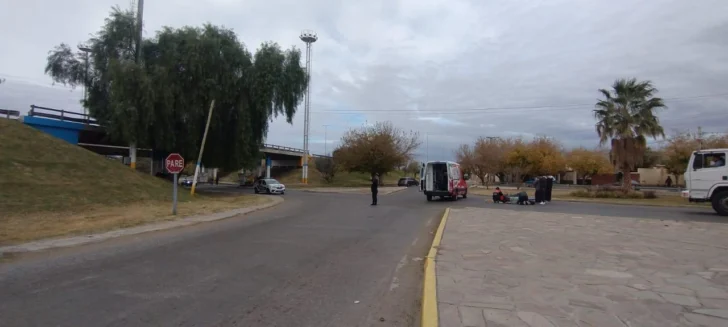 Un hombre terminó herido tras chocar en moto con un auto