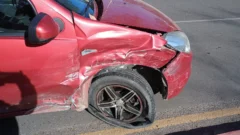 Fuerte choque entre dos autos en Rivadavia