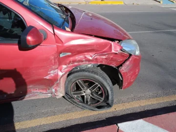 Fuerte choque entre dos autos en Rivadavia