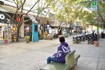 Postales del feriado en el centro de San Juan: frío y pocos locales abiertos