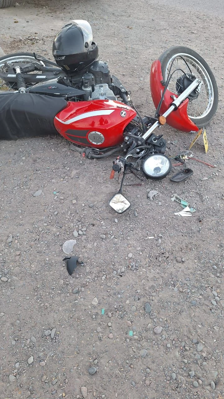 Otra vez un motociclista terminó hospitalizado tras chocar con una camioneta