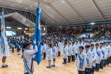 Más de 700 estudiantes participaron de un emotivo acto de promesa a la Bandera en Rawson