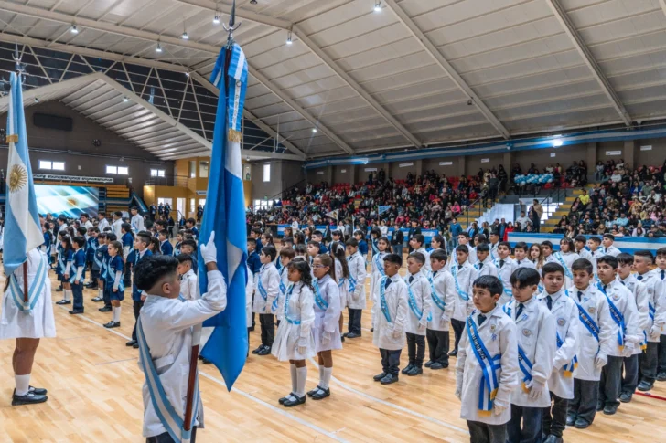 Más de 700 estudiantes participaron de un emotivo acto de promesa a la Bandera en Rawson