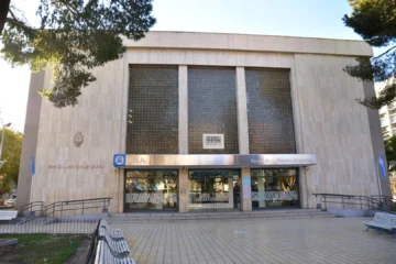 Paritarias de bancarios: el sueldo mínimo superará $1,8 millones
