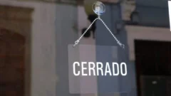 Insólito: la echaron del trabajo y como no quiso irse, la encerraron en el local