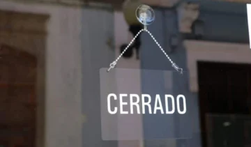 Insólito: la echaron del trabajo y como no quiso irse, la encerraron en el local