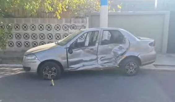 Aparatoso choque entre un auto y una camioneta en Rawson