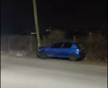 Accidente en Caucete: un auto chocó un poste y dejó sin luz a parte de un conocido barrio