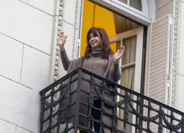 Pusieron un discurso de Milei frente a la casa de Cristina y estalló la tensión
