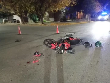 Un auto embistió a una moto y se dio a la fuga en Capital