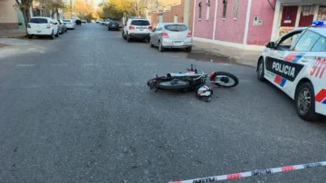 Siniestro vial en Capital: colisionaron una moto y un auto