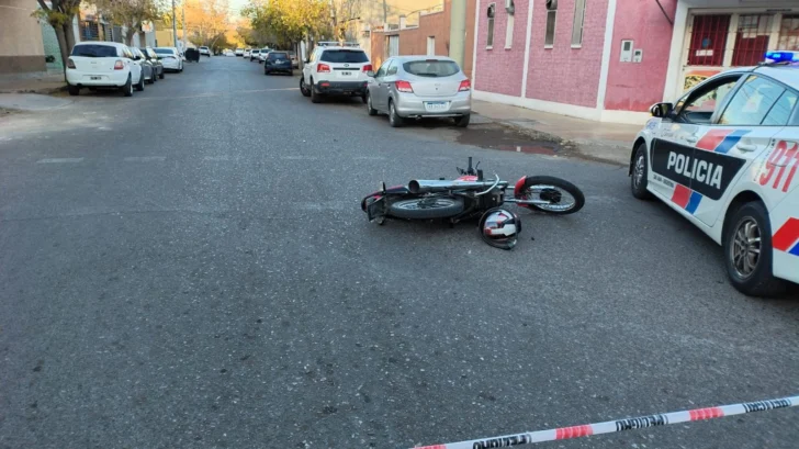 Siniestro vial en Capital: colisionaron una moto y un auto