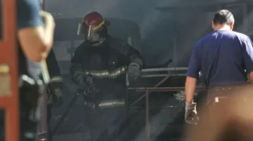 Un niño y un bombero resultaron heridos por un grave incendio