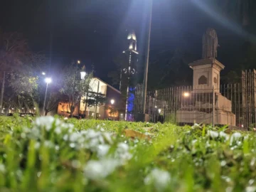 La nieve sorprendió en el centro de San Juan y dejó postales para el recuerdo