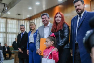Orrego entregó 116 audífonos, 52 anteojos y subsidios para implantes cocleares
