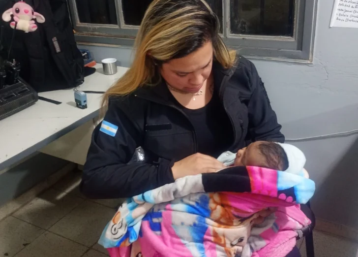 Una policía le salvó la vida a un bebé de un mes que se estaba ahogando