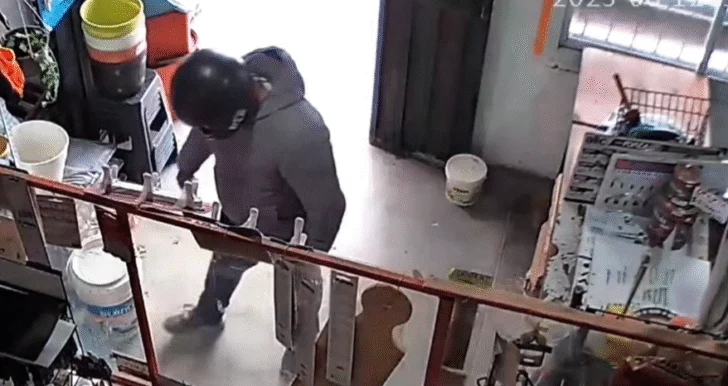 El robo de una ferretería de Rivadavia quedó reflejado en una filmación