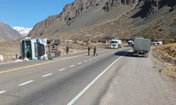 Impactante vuelco de un camión con manzanas en alta montaña