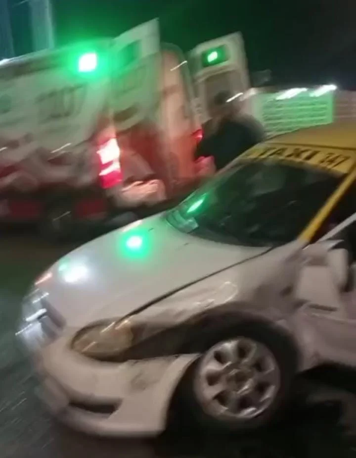 Un taxista terminó hospitalizado tras un brutal choque