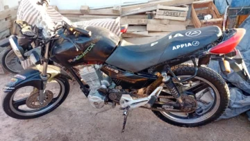 Detuvieron a dos jóvenes que circulaban en una moto robada
