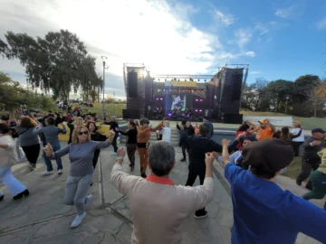 San Juan festejó su aniversario con folclore, danzas y artesanías en la Plaza de la Joroba