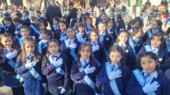 Orgullo y emoción en la masiva promesa a la Bandera en Santa Lucía