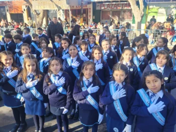 Orgullo y emoción en la masiva promesa a la Bandera en Santa Lucía