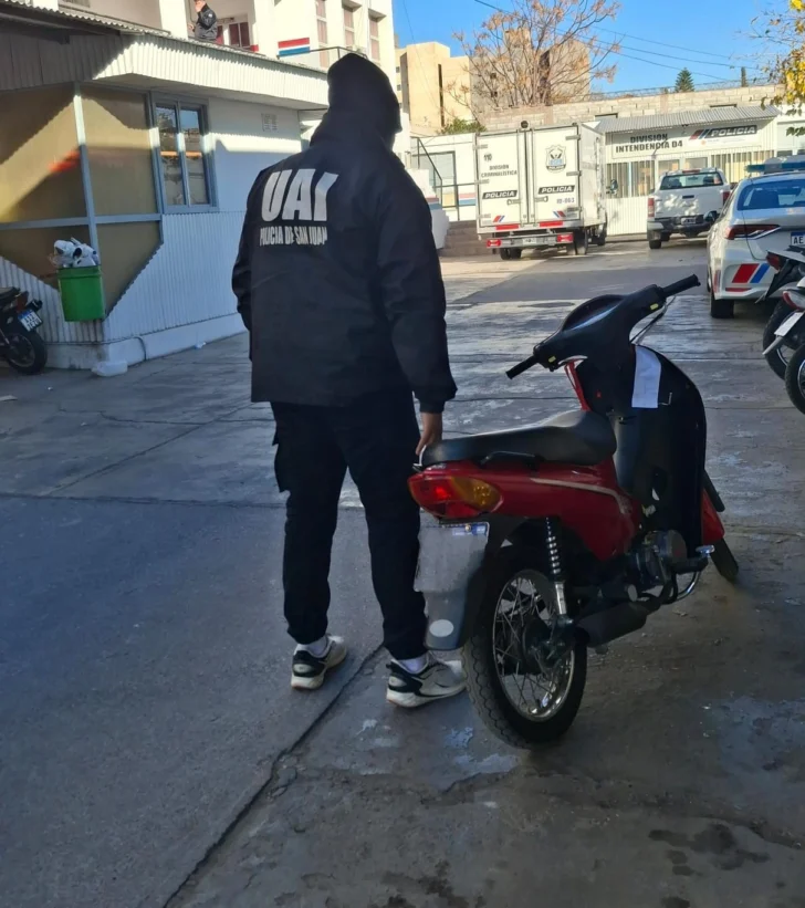 Secuestraron una motocicleta y cascos en un allanamiento