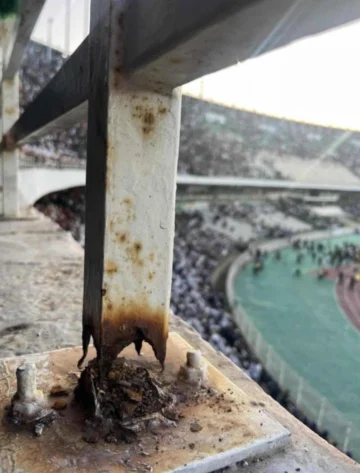 Tragedia: tres personas murieron y más de 70 resultaron heridas tras caer de una tribuna