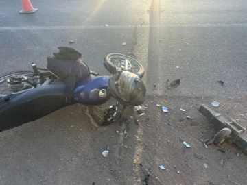Violento impacto entre un camión y una motocicleta en 9 de Julio