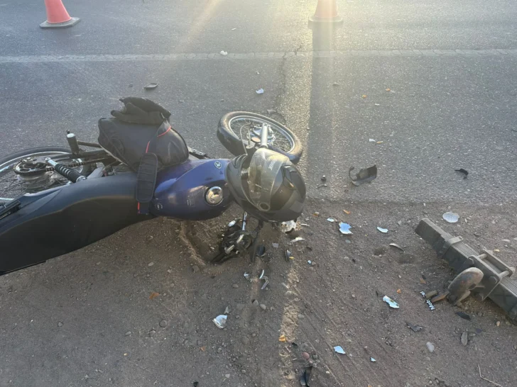 Violento impacto entre un camión y una motocicleta en 9 de Julio