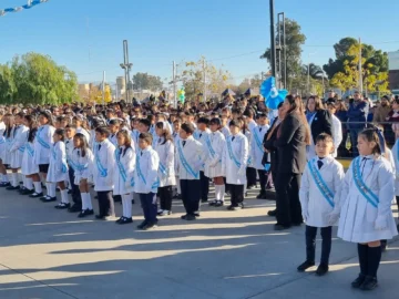 Más de 800 alumnos conmovieron con su Promesa a la Bandera en Rivadavia