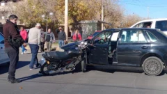 Un motociclista salió despedido en fuerte choque en Capital