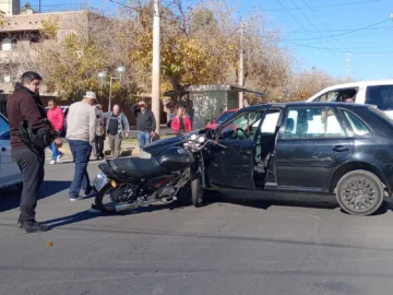 Un motociclista salió despedido en fuerte choque en Capital