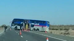 Un colectivo terminó cruzado en Ruta 20 tras despistarse