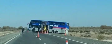 Un colectivo terminó cruzado en Ruta 20 tras despistarse