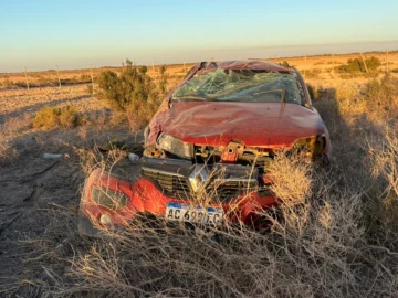 Brutal vuelco en Ruta 40: una pareja resultó herida tras perder el control del auto