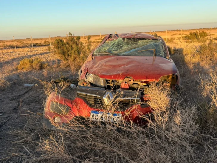 Brutal vuelco en Ruta 40: una pareja resultó herida tras perder el control del auto