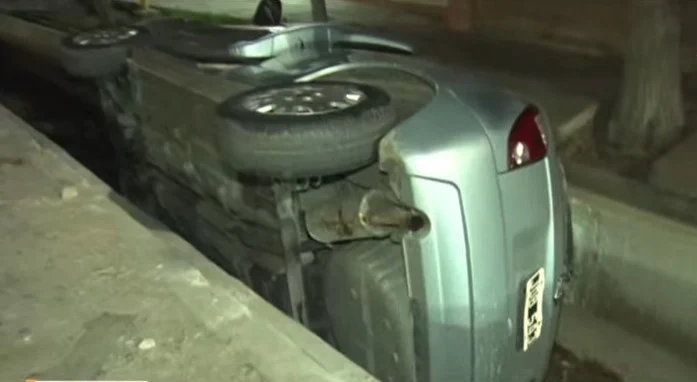 Evitó chocar pero cayó en su auto a un canal en Rawson