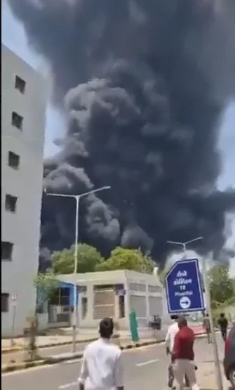 Video: el momento en que se estrelló un avión en India con 242 pasajeros