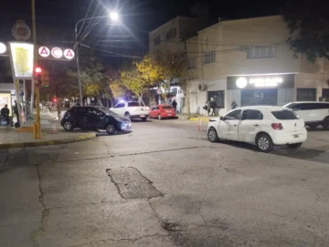 Una herida en aparatoso choque en una esquina de Capital
