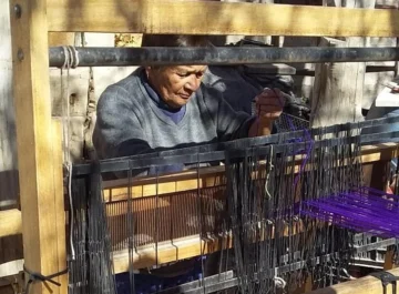 Adelina, la angaquera de 75 años que mantiene viva la tradición del telar