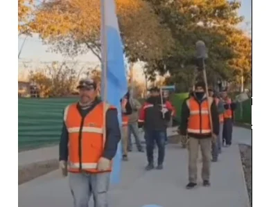 Video: en el Día de la Bandera, el gesto patriota de obreros que emocionó a los sanjuaninos